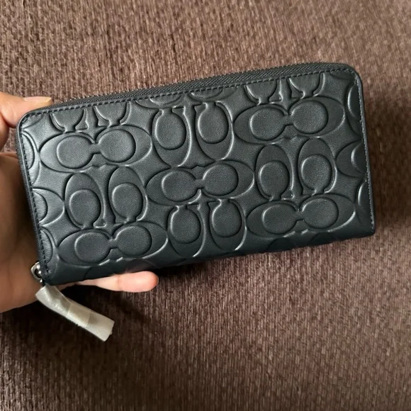 COACH Embossed Signature Leather Accordion Black Gunmetal Zip Around Wallet NWT - Picture 1 of 12
